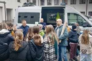 Na zdjęciu uczniowie, którzy odwiedzili gmach wałbrzyskiej komendy.