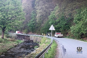 Na zdjęciu radiowóz w rejonie uszkodzonego muru oporowego na rzece.