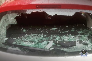 Na zdjeciu uszkodzona szyba w samochodzie.