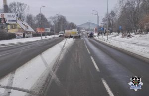 Na zdjęciu miejsce zdarzenia drogowego na ul. Wieniawskiego w Wałbrzychu - inne ujęcie.