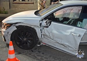 Na zdjęciu uszkodzenia drugiego z samochodów.