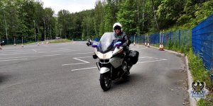 Na zdjęciu policyjny motocyklista.