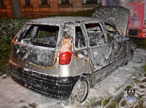 Na zdjęciu podpalony samochód osobowy.
