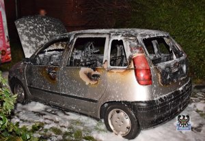 Na zdjęciu podpalony samochód osobowy - inne ujęcie.