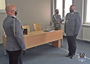 Na zdjęciu dowódca uroczystości składa Zastępcy Komendanta Miejskiego Policji w Wałbrzychu meldunek.